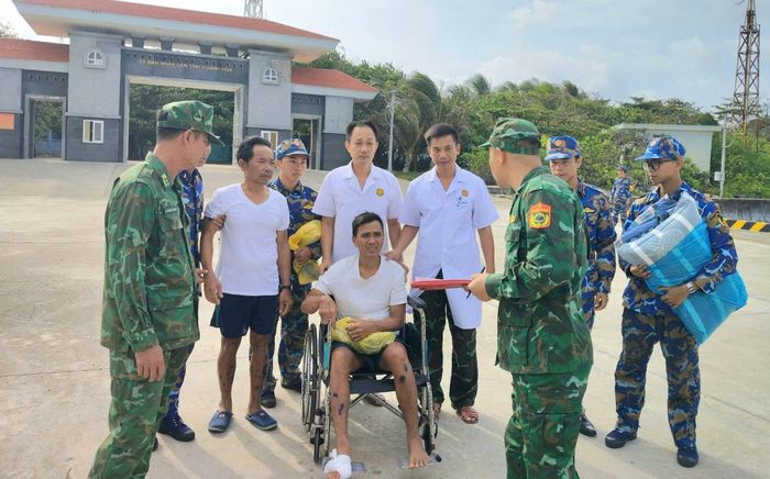 Lực lượng chức năng trên đảo Trường Sa bàn giao, hỗ trợ các ngư dân gặp nạn trở về đất liền. (Ảnh: BPKH)