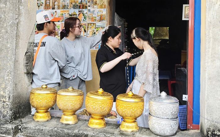 Mặc thử trang phục Khmer vừa thuê tại chùa Tà Pạ.