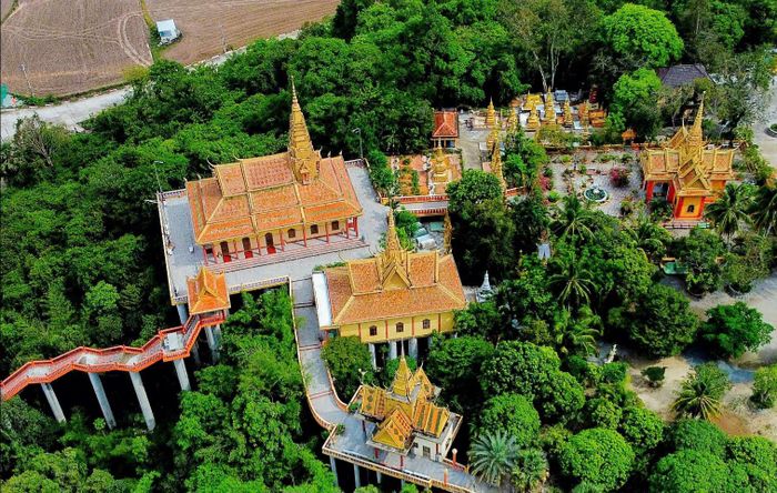 Cách đó không xa là ngôi chùa Tà Pạ trên đồi Tà Pạ, tỉnh An Giang. Đây là một ngôi chùa Khmer của Phật giáo Nam Tông tọa lạc ở vị trí gần như cao nhất, tạo nên góc nhìn độc đáo và đẹp mắt đã thu hút hàng nghìn lượt du khách đến tham quan, bái phật và lưu lại những khoảnh khắc đẹp.