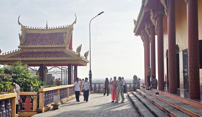 Rất nhiều du khách tham quan check-in ở chùa Tà Pạ.