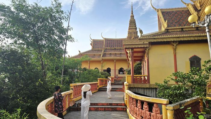 Điểm ấn tượng của chùa Tà Pạ là ở lối kiến trúc đặc trưng của những ngôi chùa Khmer Nam bộ với điểm tháp cao trên mái vòm cùng đường nét hoa văn đặc sắc.