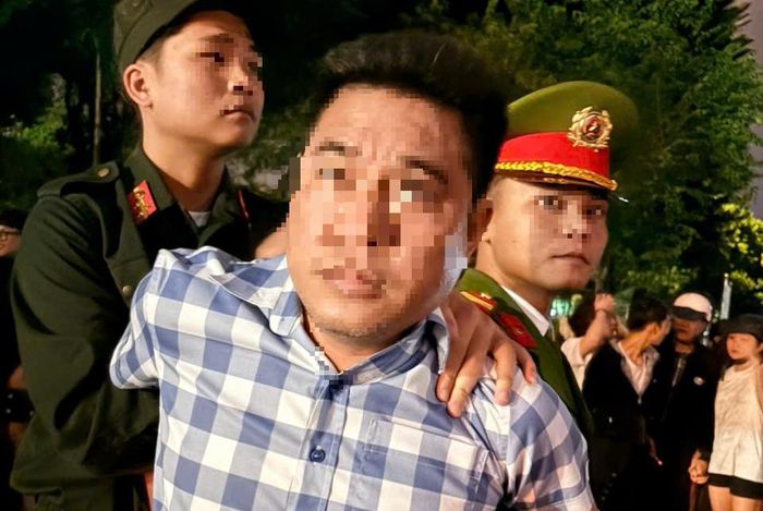 Cảnh sát cơ động đang làm nhiệm vụ bảo vệ mục tiêu tại Quảng trường Đại Đoàn Kết khống chế tài xế do có biểu hiện quá khích và không hợp tác.