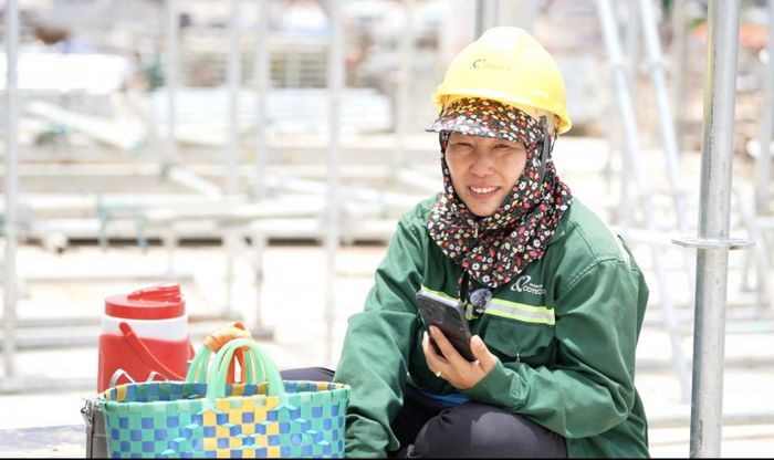 Chị Lương Thị Bích, nữ công nhân đang làm việc tại công trường Nhà ga T2 dự án mở rộng Cảng hàng không quốc tế Phú Quốc gọi điện về hỏi thăm con gái.