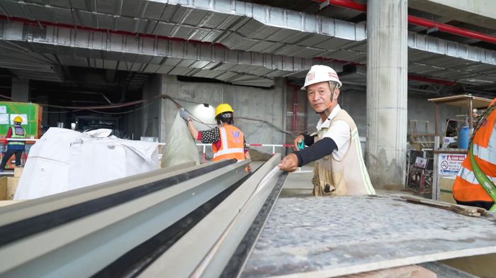 Mặc dù làm việc xuyên lễ Quốc khánh 2/9 nhưng trên gương mặt từng người vẫn hân hoan phấn khởi vì đảm bảo tiến độ dự án trọng điểm APEC tại đặc khu Phú Quốc, tỉnh An Giang.
