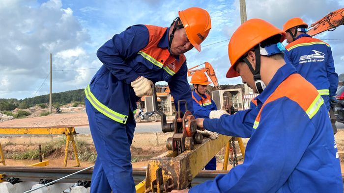 Nhiều người gác lại bữa cơm sum họp của gia đình cùng với các nhà thầu, chủ đầu tư bám công trường các dự án APEC tại Phú Quốc, tỉnh An Giang.