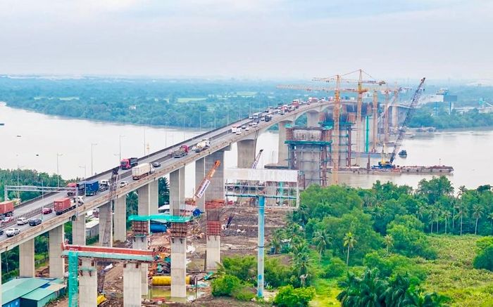 Công nhân bám trụ thi công cầu Long Thành xuyên lễ.