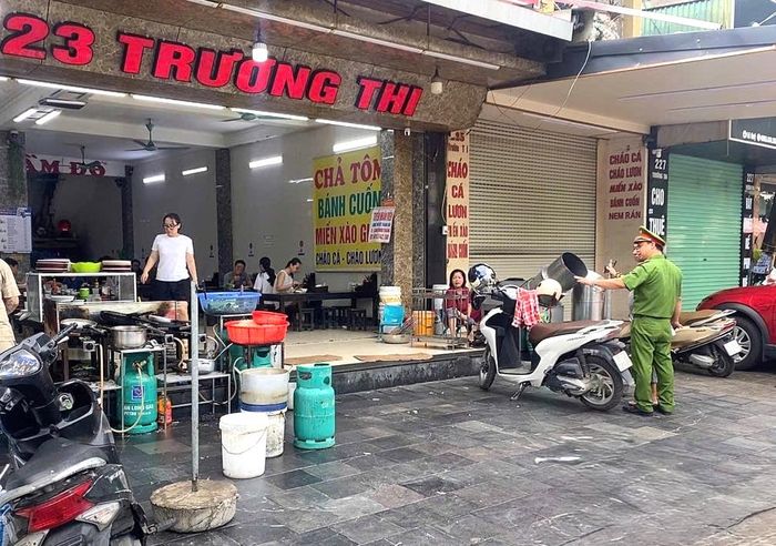 Lực lượng công an kiểm tra, xử lý gần 400 trường hợp vi phạm trật tự công cộng, lấn chiếm lòng đường, vỉa hè (Ảnh: CATH).