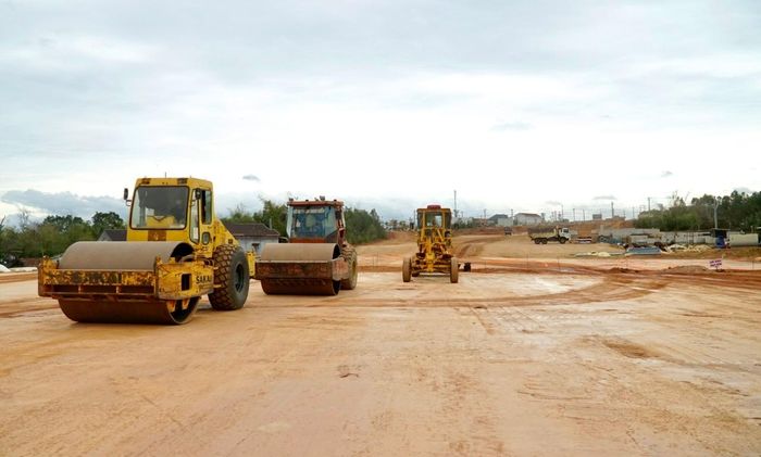 Tại gói thầu XL01 (Km0 - Km12), toàn bộ 12km mặt bằng đã được bàn giao. Các nhà thầu đang tổ chức 31 mũi thi công, tập trung vào những hạng mục nền đường, xử lý đất yếu, cống thoát nước, hầm chui dân sinh và các công trình cầu.