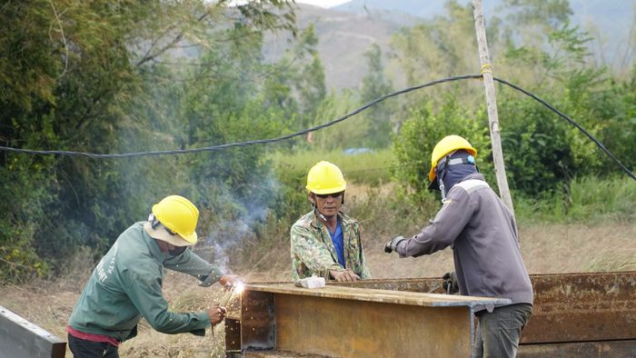 Những người thợ hăng say làm việc. Với họ, mỗi ca làm thêm trong kỳ nghỉ Quốc khánh không chỉ để hoàn thành thêm một phần khối lượng, mà còn là thêm một bước đưa tuyến cao tốc Quy Nhơn - Pleiku sớm về đích.