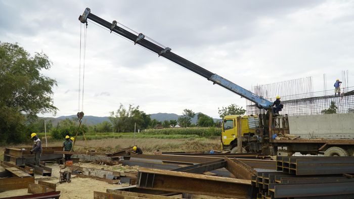 Tại gói thầu XL.02, nhịp độ thi công cũng được đẩy lên cao. Ông Lưu Trọng Hưởng, Giám đốc điều hành gói thầu thuộc liên danh nhà thầu Phúc Lộc cho biết, đơn vị đã huy động khoảng 400 nhân sự cùng 350 đầu máy, thiết bị, tổ chức thi công xuyên lễ và tăng ca liên tục.
