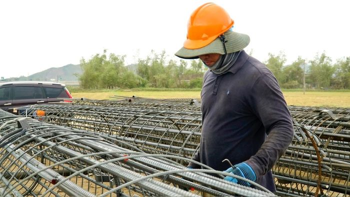 Hơn 20 năm làm nghề, anh Tài đã đi qua nhiều công trình từ Nam ra Bắc. Dịp Quốc khánh năm nay, thay vì trở về quê, anh tiếp tục ở lại công trường. “Đi theo các công trình lâu rồi nên xa nhà, làm xuyên lễ cũng thành quen. Công trình cần thì mình cố gắng”, anh Tài chia sẻ.