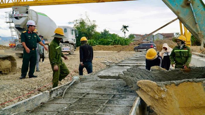 Trung tá Trương Văn Hồng, Phó giám đốc Ban điều hành dự án gói thầu thuộc Tổng công ty Trường Sơn (mũ trắng) cho biết: Để kịp tiến độ trước mùa mưa bão, hơn 400 nhân sự cùng lượng lớn máy móc, thiết bị vẫn được duy trì làm việc xuyên lễ Quốc khánh 2/9. Hiện, đơn vị đang triển khai 5 mũi thi công đường và các vị trí cầu, với khối lượng đạt khoảng 15%.