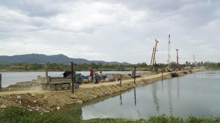 Điểm nhấn của gói thầu là cầu sông Côn, dài hơn 1,1km, gồm 28 nhịp, mỗi nhịp khoảng 40m. Đây là cây cầu lớn nhất của Dự án thành phần 1.