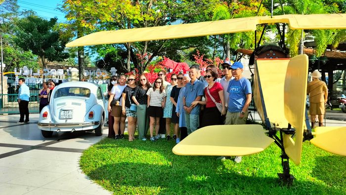 Bên cạnh giá trị độc đáo về kiến trúc và các hiện vật trưng bày như mô hình máy bay phục dựng, gắn với cuộc đời ông Trần Trinh Huy (Ba Huy - Hắc công tử - "Công tử Bạc Liêu"), du khách còn hấp dẫn bởi những giai thoại về nhân vật này.