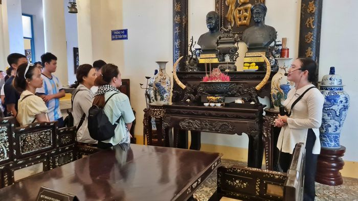 Chị Trần Ngọc Bích (du khách đến từ An Giang) chia sẻ: "Gia đình tôi đến đây nhiều lần rồi và có nhiều kỷ niệm với nơi này. Được ngắm nhìn ngôi nhà cổ, nghe chuyện về Công tử Bạc Liêu với những giai thoại nổi tiếng, nên thấy rất hào hứng và vui vẻ".