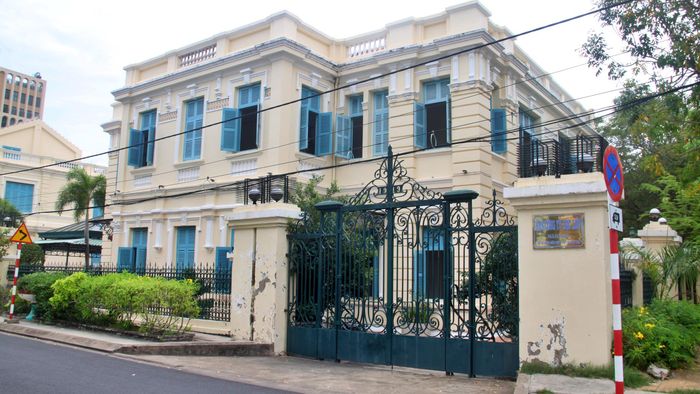 Ngôi nhà do ông Trần Trinh Trạch (Hội đồng Trạch) khởi công xây dựng từ năm 1917 - 1919. Công trình do kiến trúc sư người Pháp thiết kế theo phong cách kiến trúc châu Âu kết hợp giao thoa văn hóa phương Đông, với tổng diện tích khoảng 400m², quy mô 2 tầng, 1 sân thượng, 36 cửa sổ và 9 cửa lớn, công trình từng được đánh giá là một trong những dinh thự bề thế bậc nhất Nam Kỳ lục tỉnh.