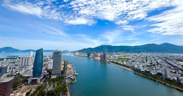 Từ giao thông, cấp thoát nước đến chiếu sáng, cây xanh và xử lý môi trường, hạ tầng kỹ thuật đô thị ngày càng hoàn thiện, đáp ứng yêu cầu phát triển của giai đoạn mới (Ảnh: Kim Thoa).
