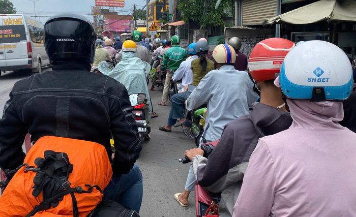 Nhiều người dân chọn đi chơi lễ sớm, về sớm nhưng vẫn dính ùn tắc.