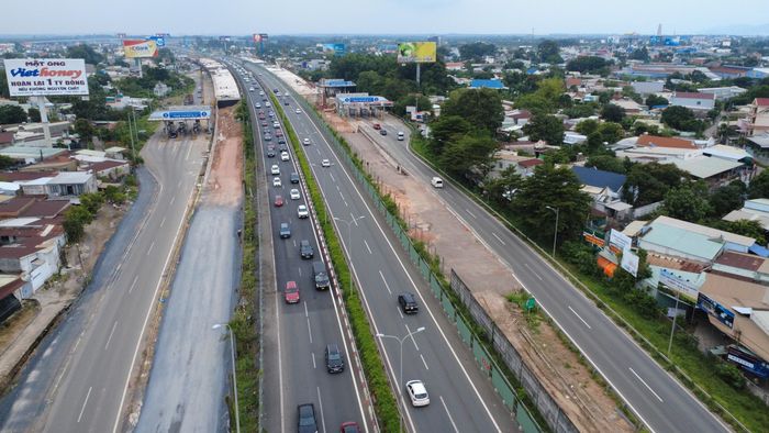 Nhiều đoạn xe nhích từng đoạn 1 trên cao tốc.