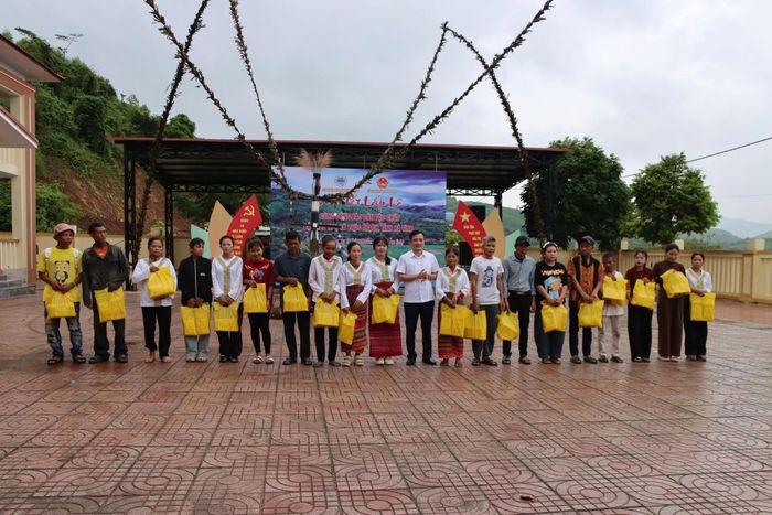 Đồng hành cùng bà con vùng biên, các cấp chính quyền, lực lượng vũ trang và các ban, ngành, đoàn thể tỉnh Hà Tĩnh đã mang đến những sự sẻ chia thiết thực. Hàng trăm suất quà an sinh, nhu yếu phẩm thiết yếu đã được trao tận tay đồng bào khó khăn, bảo đảm một mùa Tết Độc lập trọn vẹn, không ai bị bỏ lại phía sau.