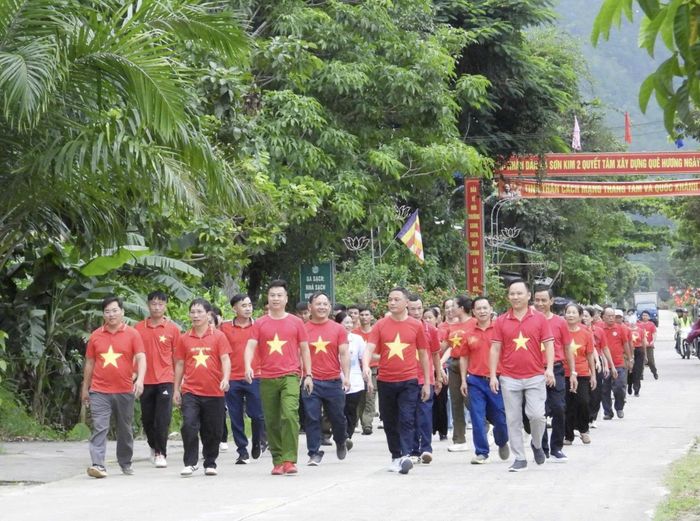 Hơn 300 cán bộ, nhân dân xã miền núi Sơn Kim 2, hưởng ứng sự kiện "Cùng Việt Nam tiến bước".