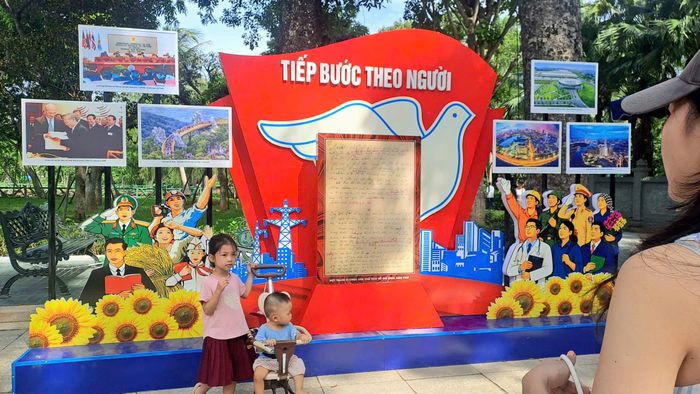 Toàn bộ không gian trưng bày được thiết kế công phu theo trình tự thời gian. Từ điểm xuất phát là quê hương Kim Liên, triển lãm dẫn dắt người xem hành trình bôn ba tìm đường cứu nước, giai đoạn đấu tranh giành độc lập, thống nhất đất nước, cho đến công cuộc đổi mới và hội nhập quốc tế của Việt Nam ngày nay.