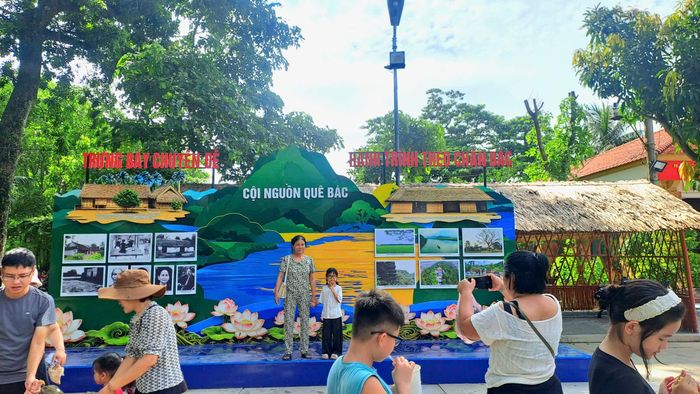 Bà Lê Bích Thủy, cán bộ Phòng Hành chính tổng hợp chia sẻ: Triển lãm gồm 3 chủ đề thông qua hệ thống 8 mô hình nghệ thuật cùng các hình ảnh, tư liệu và hiện vật tái hiện hành trình hoạt động cách mạng của Chủ tịch Hồ Chí Minh từ quê hương Kim Liên đến những dấu mốc lịch sử vẻ vang của dân tộc. Qua đó lan tỏa giá trị tư tưởng, đạo đức, phong cách Hồ Chí Minh, giáo dục truyền thống yêu nước, bồi đắp niềm tự hào dân tộc và khơi dậy trách nhiệm của mỗi người trong sự nghiệp xây dựng và bảo vệ Tổ quốc.
