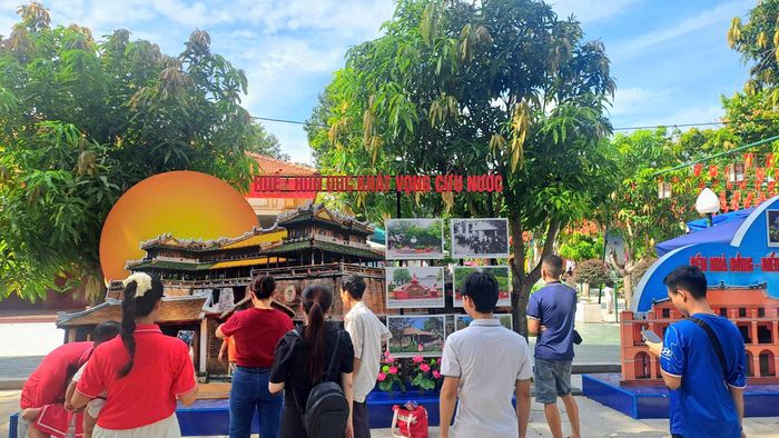 Từ “Cội nguồn quê Bác”, “Huế: Hun đúc khát vọng cứu nước”, “Bến Nhà Rồng: Điểm khởi hành lịch sử”, “Hành trình tìm đường cứu nước”, “Trở về Tổ quốc: Dẫn lối cách mạng”, “Mùa Thu Độc lập”, “Khát vọng thống nhất” đến “Tiếp bước theo Người”, tái hiện từng dấu mốc trên hành trình từ quê hương đến con đường cứu nước, giành độc lập, thống nhất đất nước và tiếp nối khát vọng dựng xây hôm nay.
