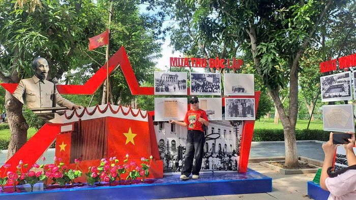 Chị Ngô Thị Huệ, phường Thành Vinh, Nghệ An xúc động: Chẳng gì bằng về quê Bác dịp này, vừa bồi hồi, vừa lâng lâng khó tả. Đặc biệt hơn là được tham quan triển lãm “Hành trình theo chân Bác”, rất đỗi tự hào và thêm trân quý hơn quê hương, đất nước mình.