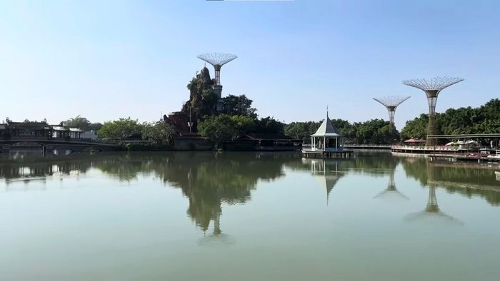 Hồ nước trung tâm tạo điểm nhấn cảnh quan, mang đến khoảng xanh yên bình giữa các khu vui chơi tại Long Điền Sơn. Ảnh: Tường Quang