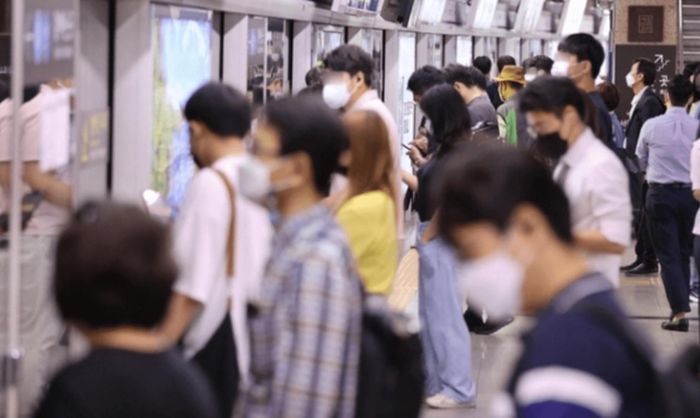 Người dân đeo khẩu trang khi chờ trên sân ga tàu điện ngầm ở Seoul. Ảnh: Yonhap