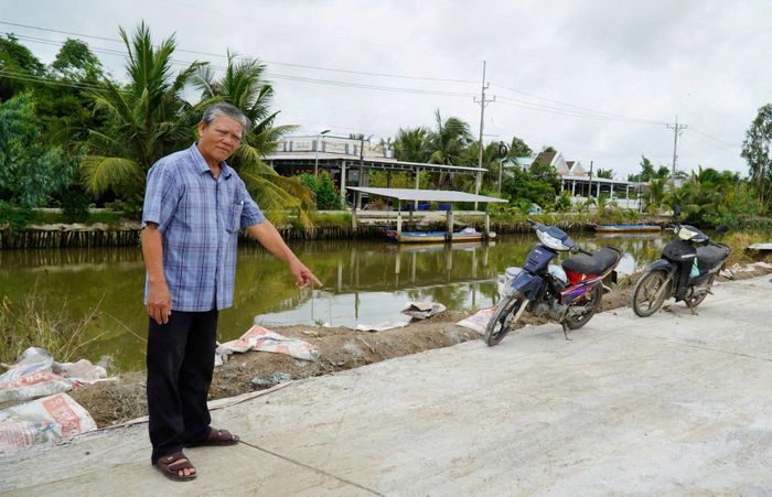 Ông Trần Văn Khải và người dân ấp Bình An vui mừng khi tuyến lộ giao thông nông thôn ấp được đầu tư xây dựng, đáp ứng nguyện vọng bà con sau nhiều năm chờ đợi