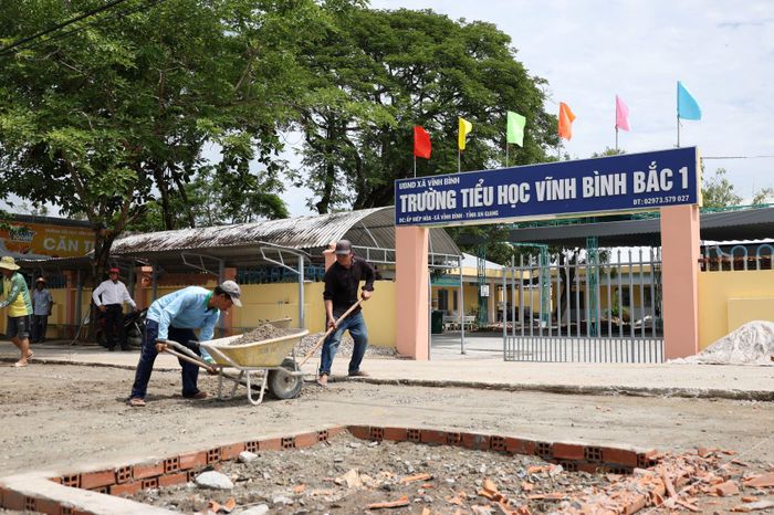 Công trình bờ kè trước cổng Trường Tiểu học Vĩnh Bình Bắc 1 được đầu tư theo nguyện vọng phụ huynh học sinh