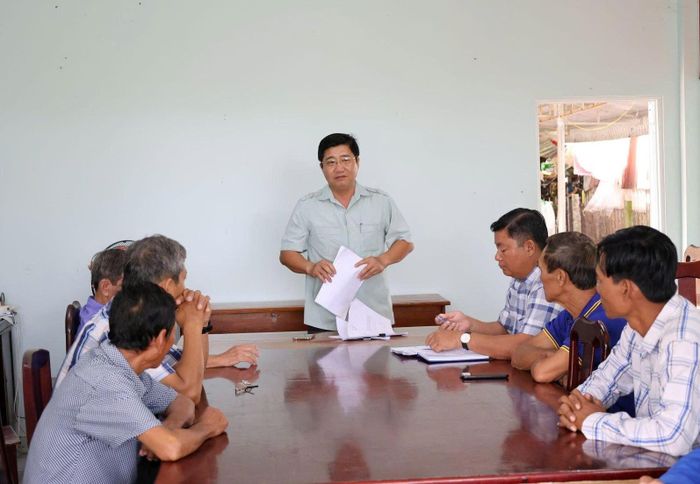 Phó bí thư Thường trực Đảng ủy, Chủ tịch HĐND xã Vĩnh Bình Võ Thanh Xuân đề nghị, theo vị trí công tác của mình, mỗi cán bộ cần "gần dân, sát dân" hơn.