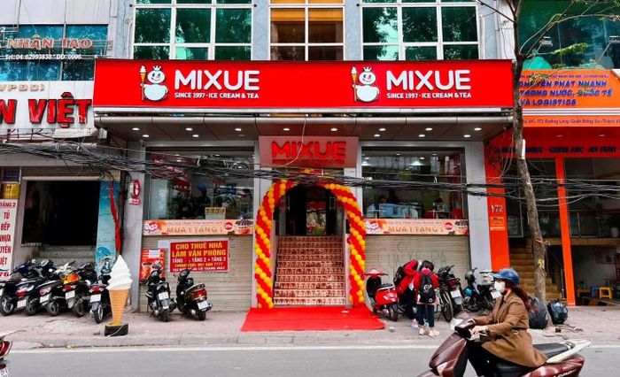 Một cửa hàng Mixue tại Việt Nam - thương hiệu nhượng quyền trà sữa, kem giá rẻ đang thu hẹp quy mô sau giai đoạn tăng trưởng nóng (Ảnh: Mixue)