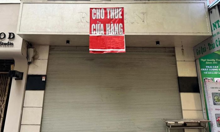 Biển hiệu 'sang nhượng mặt bằng' xuất hiện trên các tuyến phố kinh doanh tại Hà Nội - cho thấy ngay cả một thương hiệu mạnh cũng không bảo đảm cửa hàng nhượng quyền tránh khỏi rủi ro thua lỗ