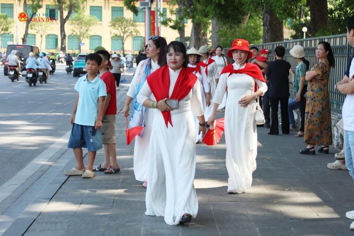 Mỗi tà áo dài, lá cờ nhỏ hay phụ kiện mang sắc màu Tổ quốc đều góp phần truyền tải thông điệp về niềm tự hào đối với lịch sử dân tộc, những thành tựu của đất nước và Thủ đô. Ảnh: An Nhiên