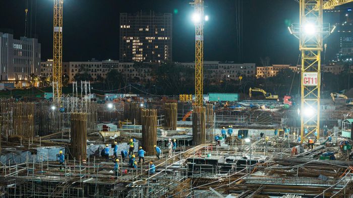 Công nhân và kỹ sư thi công buổi đêm tại cụm công trình khách sạn Bãi Đất Đỏ. Ảnh: Sun Group.