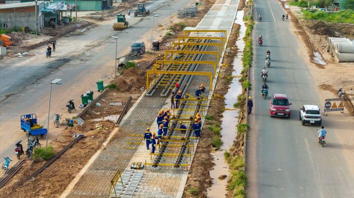 Trong kỳ nghỉ lễ 2/9, các công nhân trên công trường tuyến LRT Phú Quốc đang tập trung lắp đặt những kilomet ray đầu tiên. Ảnh: Sun Group.
