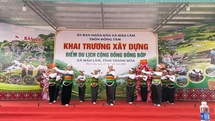 Một tiết mục trình diễn tại Lễ khai trương xây dựng điểm du lịch cộng đồng Đồng Bớp