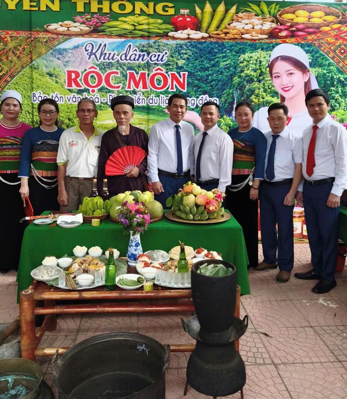 Ông Lê Văn Cường, Bí thư Đảng ủy, Chủ tịch HĐND xã Mậu Lâm (đứng giũa) chụp ảnh tại gian hàng Rộc Môn