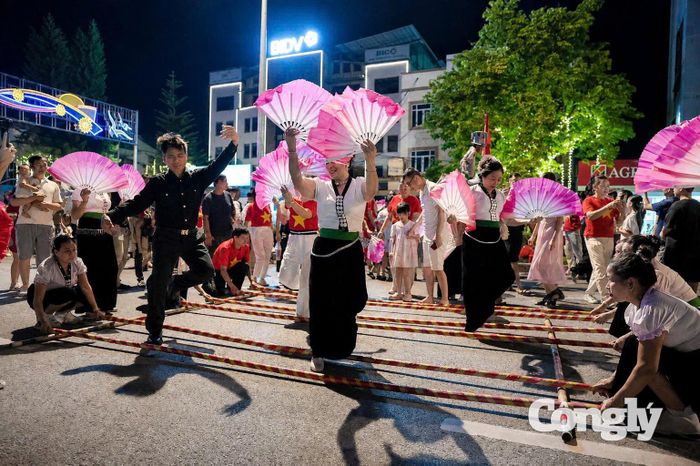 Hoạt động này tạo nên không khí lễ hội cởi mở, thân thiện, đưa dân vũ từ sân khấu đến gần hơn với cộng đồng.