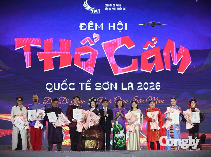 Đại diện Ban tổ chức trao hoa và biểu trưng tri ân các nhà thiết kế tham gia đêm hội.