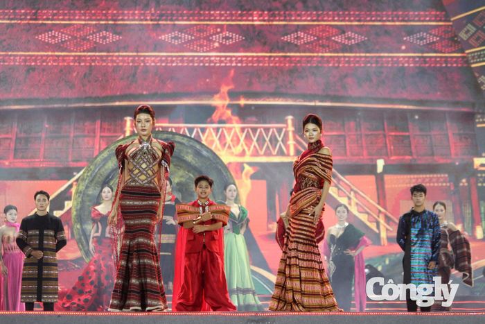 Không gian cồng chiêng Tây Nguyên được đưa lên sân khấu, cho thấy sự phong phú, đa dạng của văn hóa các vùng miền. Mỗi chất liệu, mỗi hoa văn vì thế không chỉ mang giá trị thẩm mỹ mà còn góp phần kể câu chuyện về con người và vùng đất.