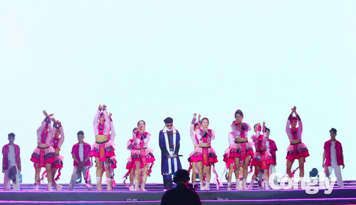 Những ca khúc như “Người miền núi chất”, “À Lôi”, “Kén cá chọn canh” tạo nên sự giao thoa giữa truyền thống và hiện đại, đưa thổ cẩm ra khỏi phạm vi của một sản phẩm thủ công để trở thành chất liệu của nghệ thuật và sáng tạo.