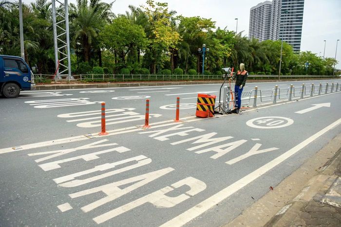 Mặt đường được sơn kẻ tốc độ cho từng làn, từng loại phương tiện.