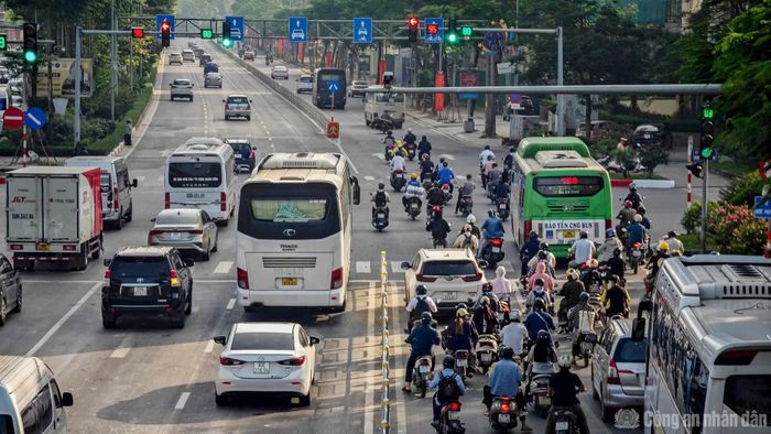 Mật độ giao thông trên tuyến Võ Chí Công hướng về cầu Nhật Tân.