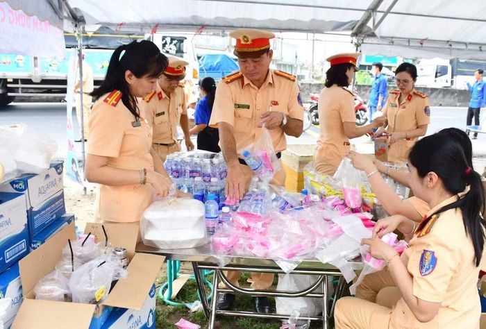 Phòng CSGT chủ trì, phối hợp tổ chức phát miễn phí nước suối và khăn lạnh trên tuyến Quốc lộ 1A, đoạn qua xã Mỹ Đức Tây.