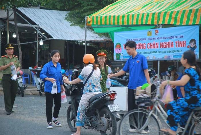 Nước suối, khăn lạnh được trao tận tay người dân.