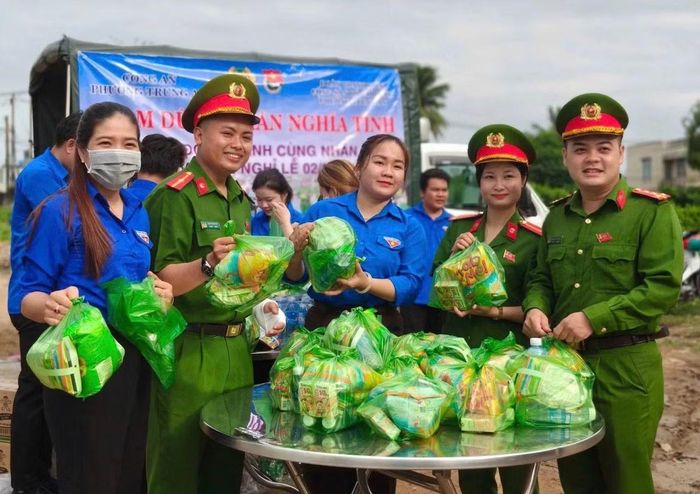 Công an phường Trung An chuẩn bị các phần quà gồm nhu yếu phẩm tặng người dân.